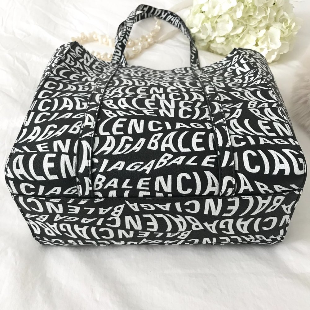 ✧ Balenciaga • Leather Tote Bag - Picture 6 of 10